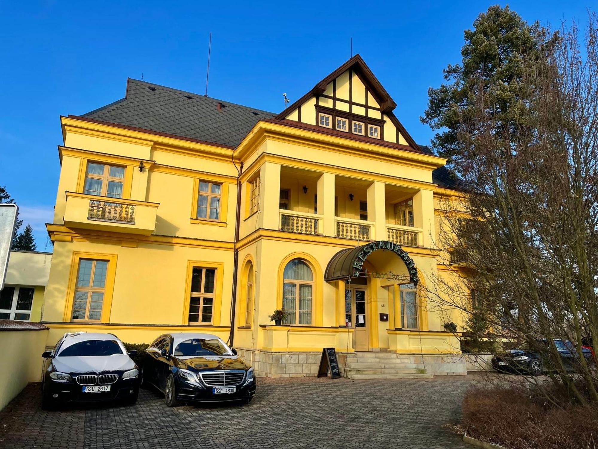 Palace Inn Йиловиште Экстерьер фото